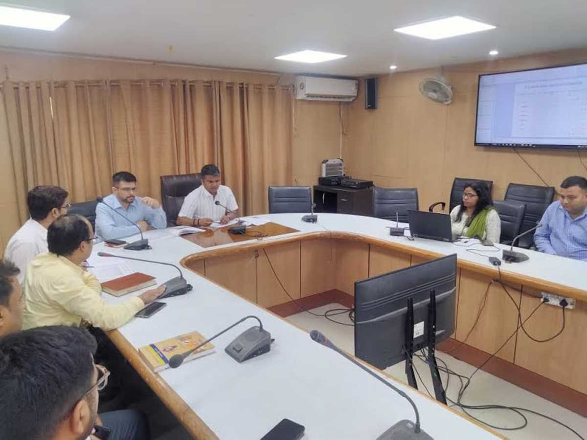 पीएम स्वनिधि योजना को लेकर जिलाधिकारी ने की समीक्षा बैठक